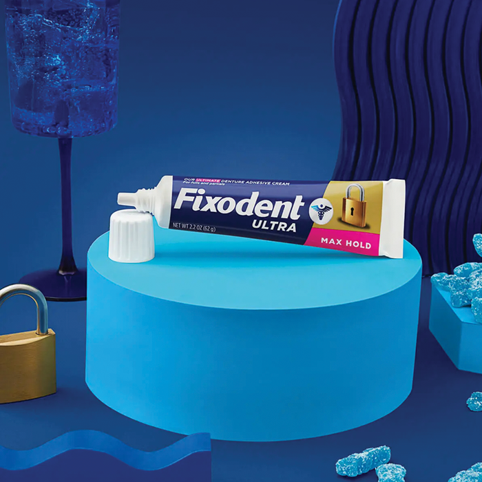Bardzo mocny klej do protez zębowych mocujący Max Hold Fixodent 62 g